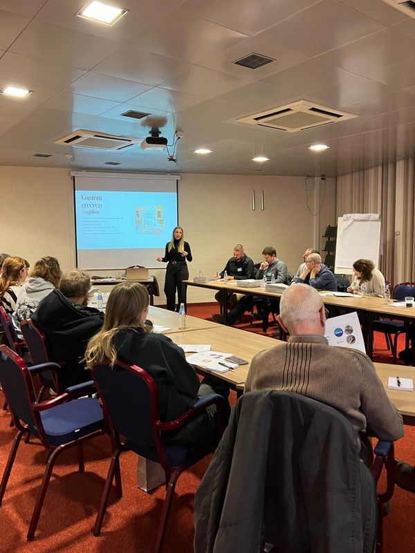 Fien Maddens geeft workshop social media voor Stad Roeselare