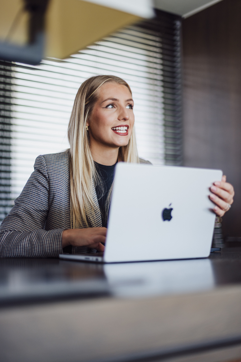 Fien Maddens aan het werk achter haar laptop