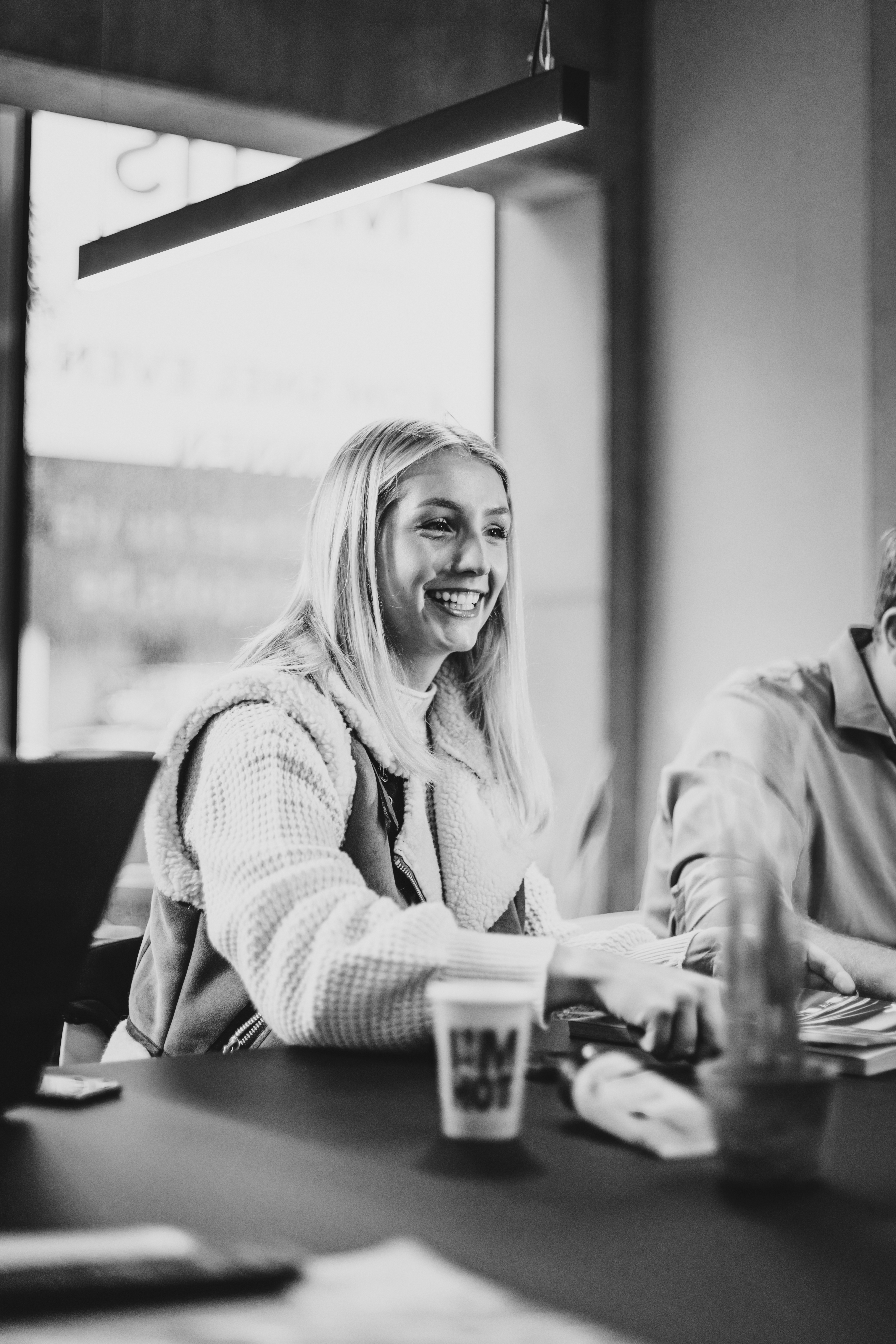 Fien Maddens in gesprek met een klant