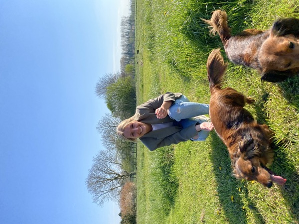 Fien Maddens met haar teckels