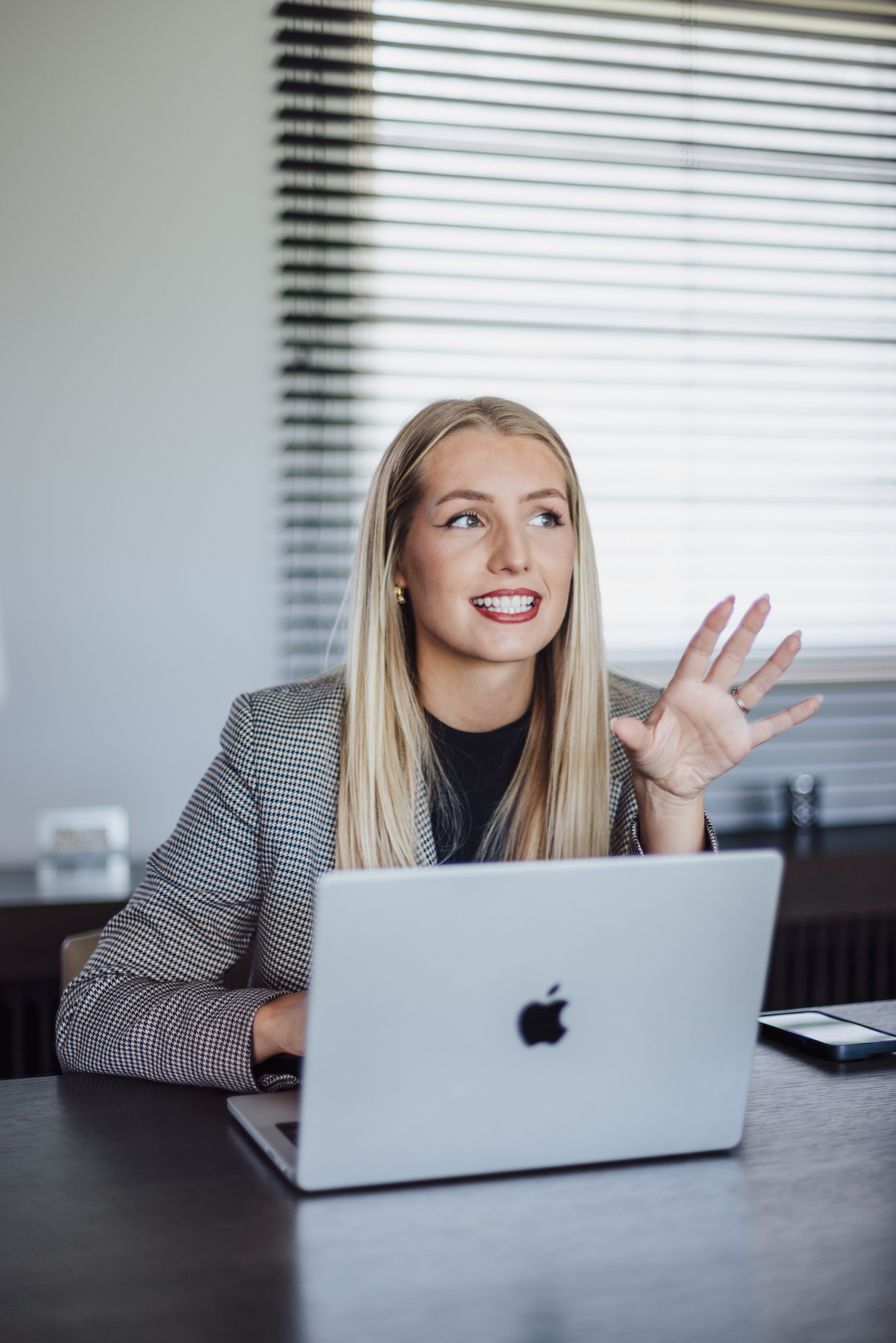 Fien Maddens met smartphone, content aan het maken